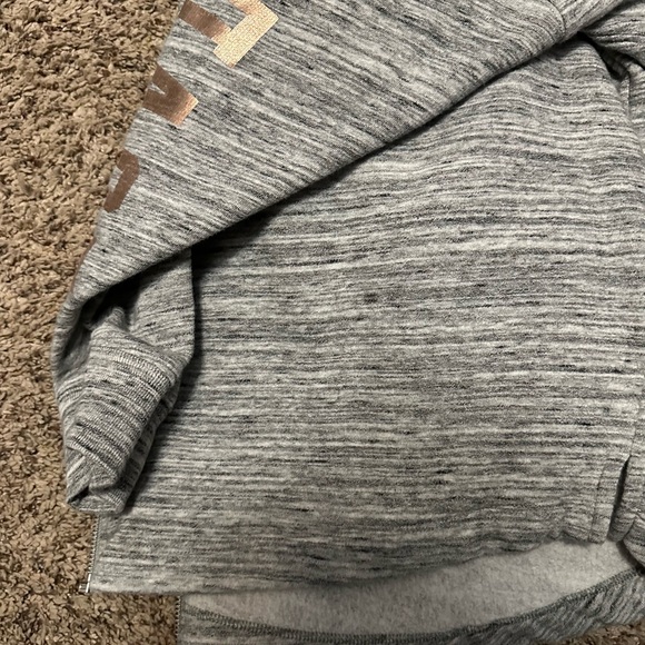 VGUC Victoria’s Secret pink zip up sweatshirt in medium. - Picture 3 of 4